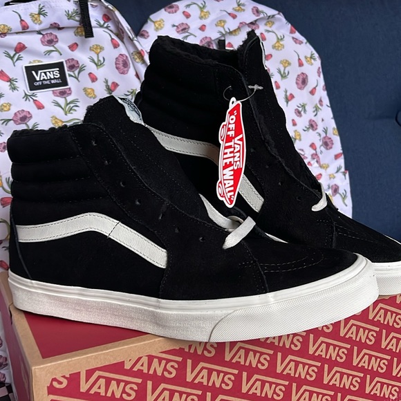 Vans Men’s Sk8-Hi
Cozy Hug Black
VN0A7Q5NBLK
Sneakers - Picture 6 of 16